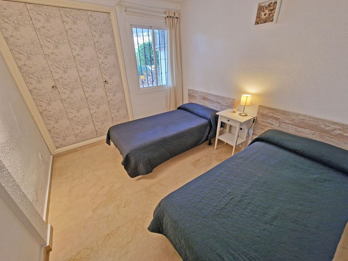 2 bedroom Apartment for sale in Calahonda with garage - € 315,000 (Ref: 9783928)