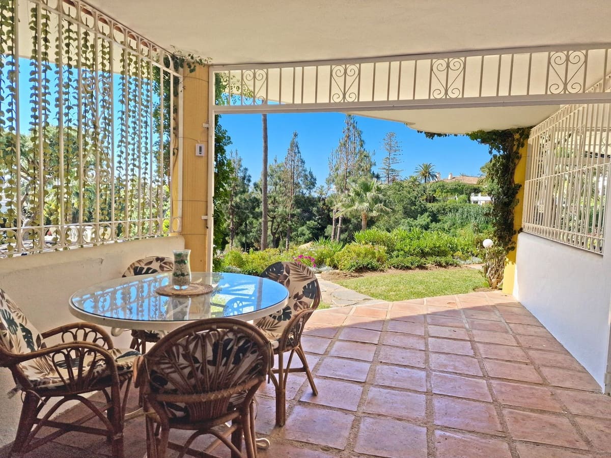 2 bedroom Apartment for sale in Calahonda with garage - € 315,000 (Ref: 9783928)