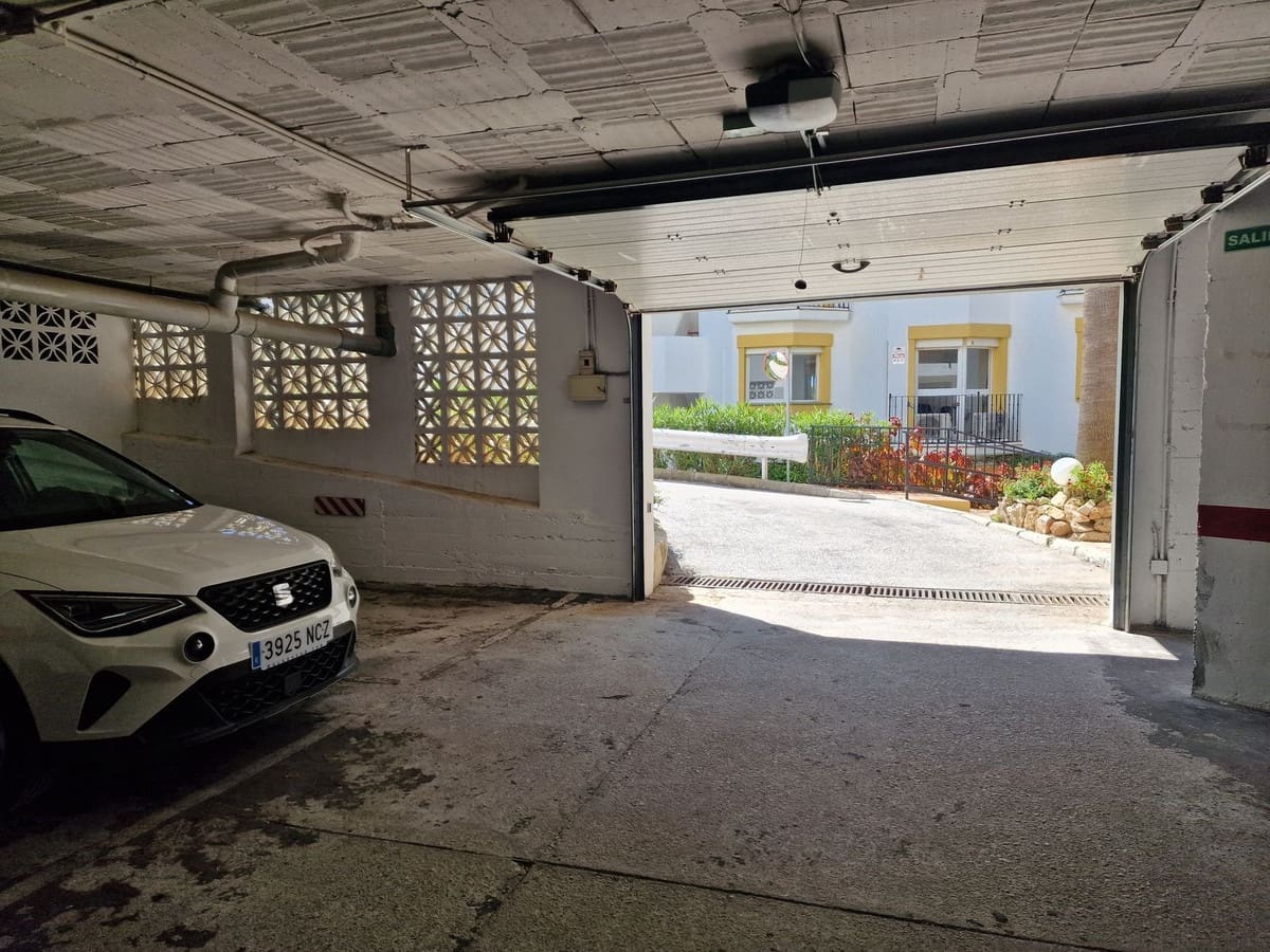 2 bedroom Apartment for sale in Calahonda with garage - € 315,000 (Ref: 9783928)