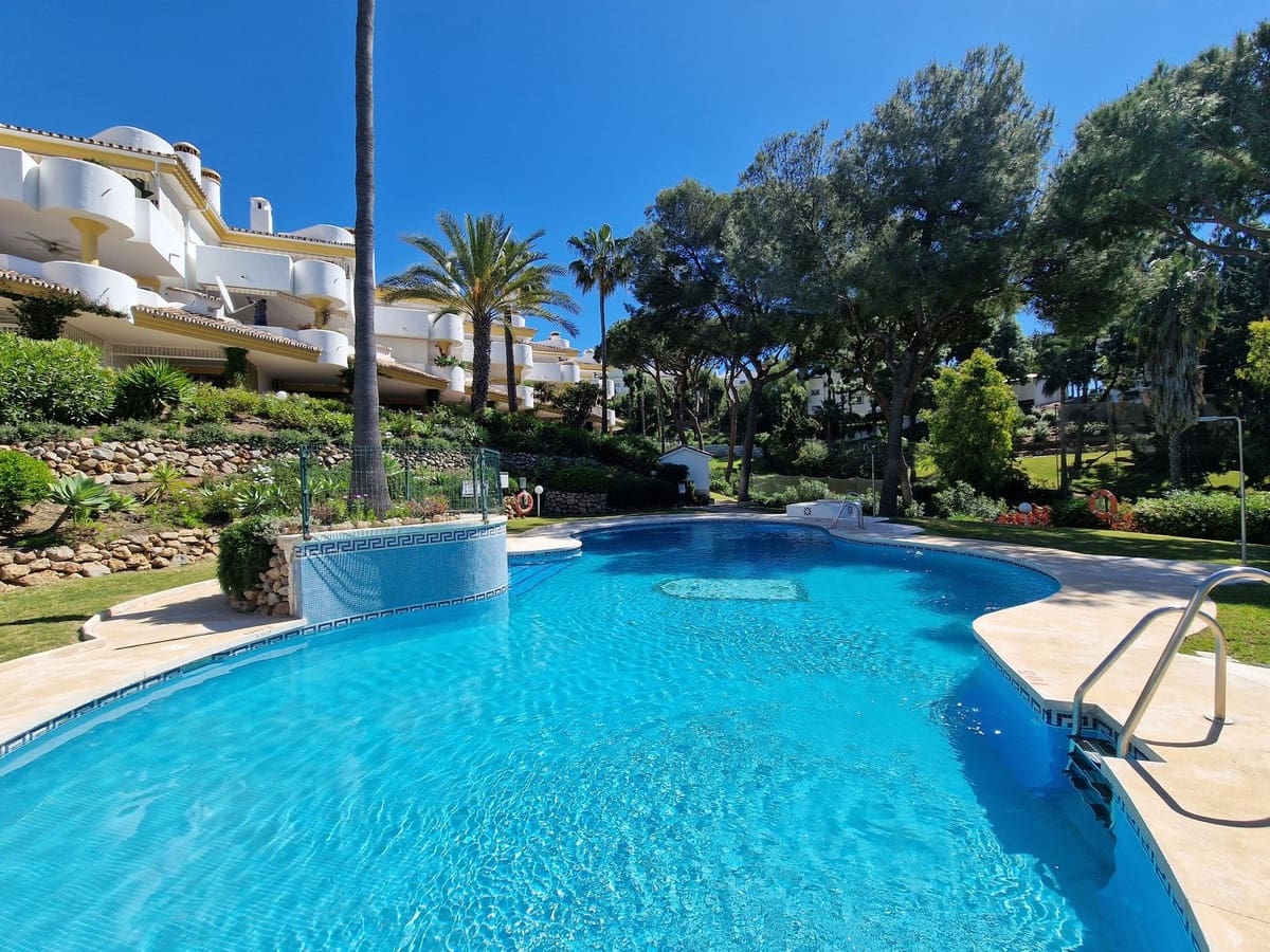 2 bedroom Apartment for sale in Calahonda with garage - € 315,000 (Ref: 9783928)