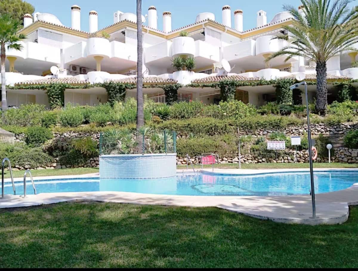 2 bedroom Apartment for sale in Calahonda with garage - € 315,000 (Ref: 9783928)