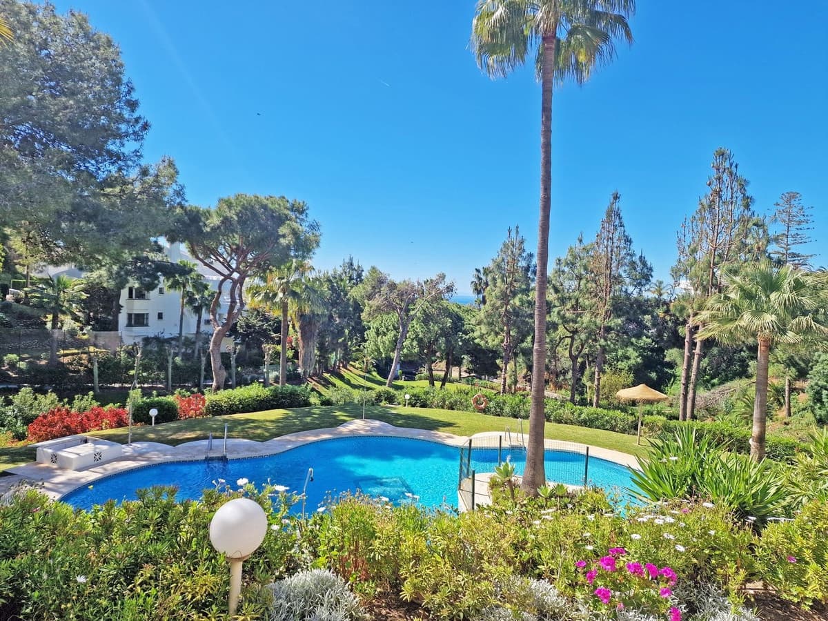 2 bedroom Apartment for sale in Calahonda with garage - € 315,000 (Ref: 9783928)