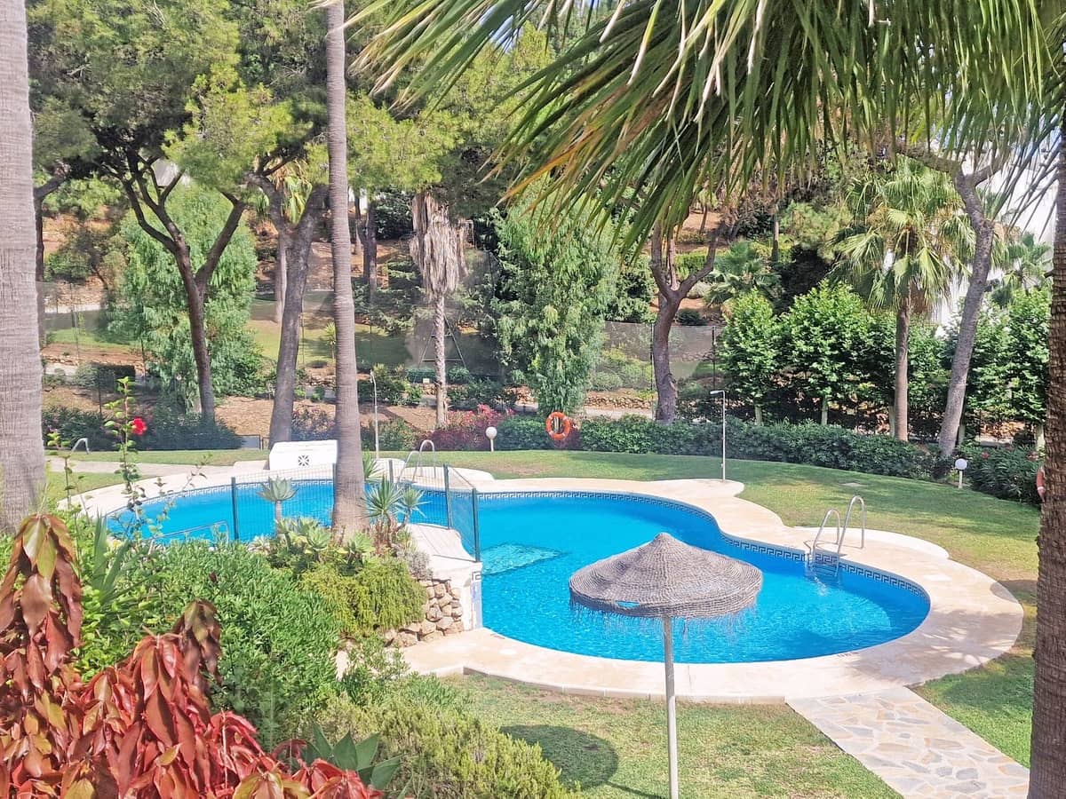 2 bedroom Apartment for sale in Calahonda with garage - € 315,000 (Ref: 9783928)