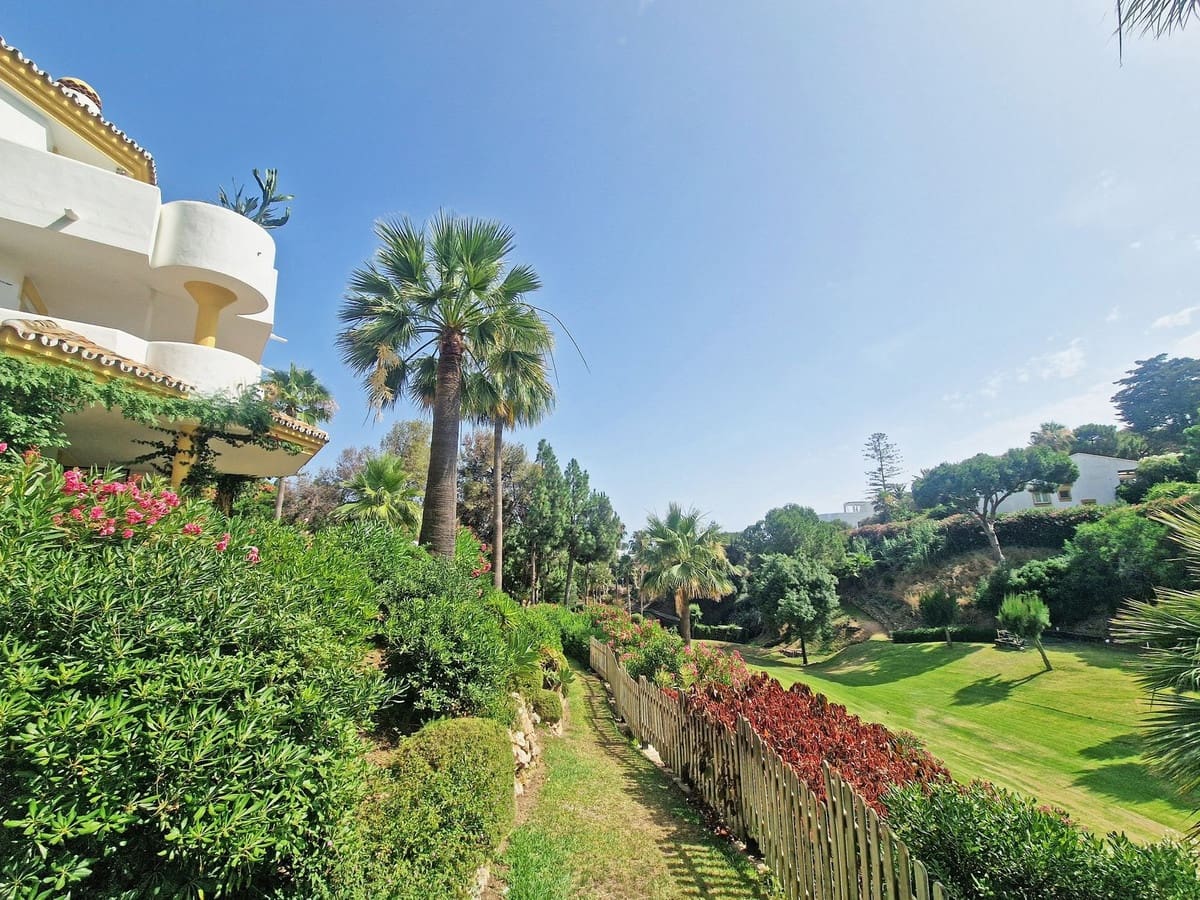 2 bedroom Apartment for sale in Calahonda with garage - € 315,000 (Ref: 9783928)