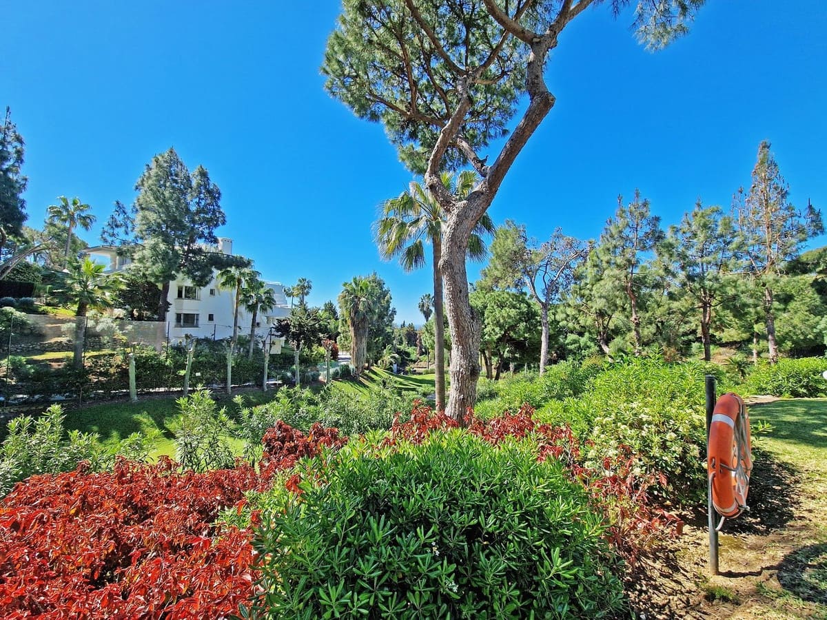 2 bedroom Apartment for sale in Calahonda with garage - € 315,000 (Ref: 9783928)