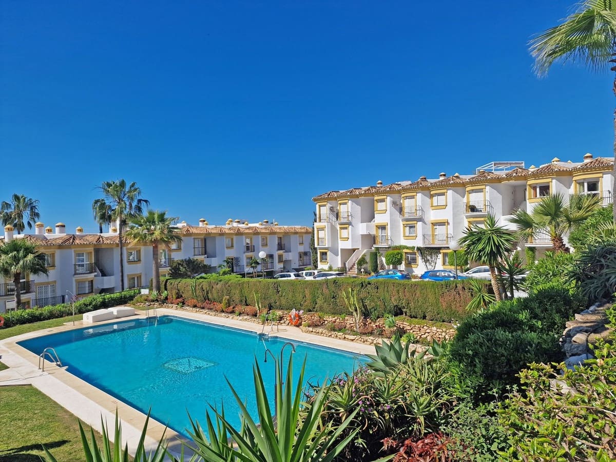 2 bedroom Apartment for sale in Calahonda with garage - € 315,000 (Ref: 9783928)