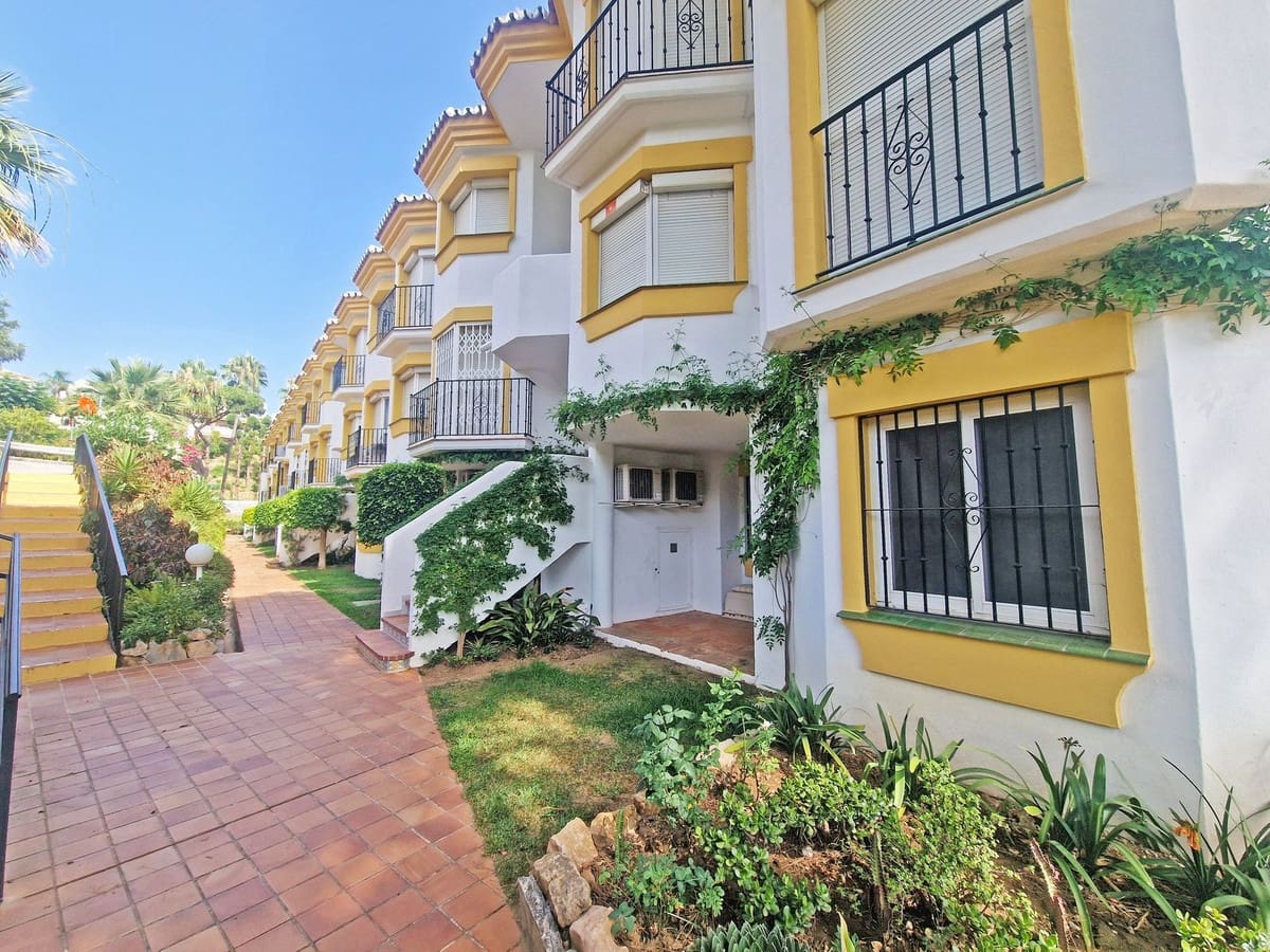 2 bedroom Apartment for sale in Calahonda with garage - € 315,000 (Ref: 9783928)