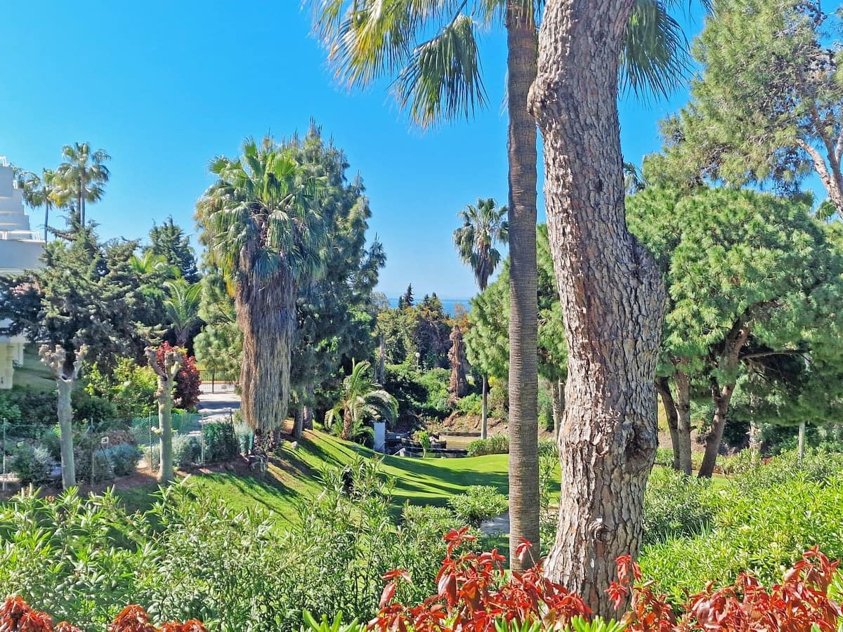 2 bedroom Apartment for sale in Calahonda with garage - € 315,000 (Ref: 9783928)