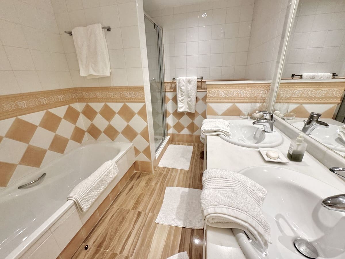 2 soveværelse Lejlighed til salg i Elviria med garage - € 625.000 (Ref: 9798471)