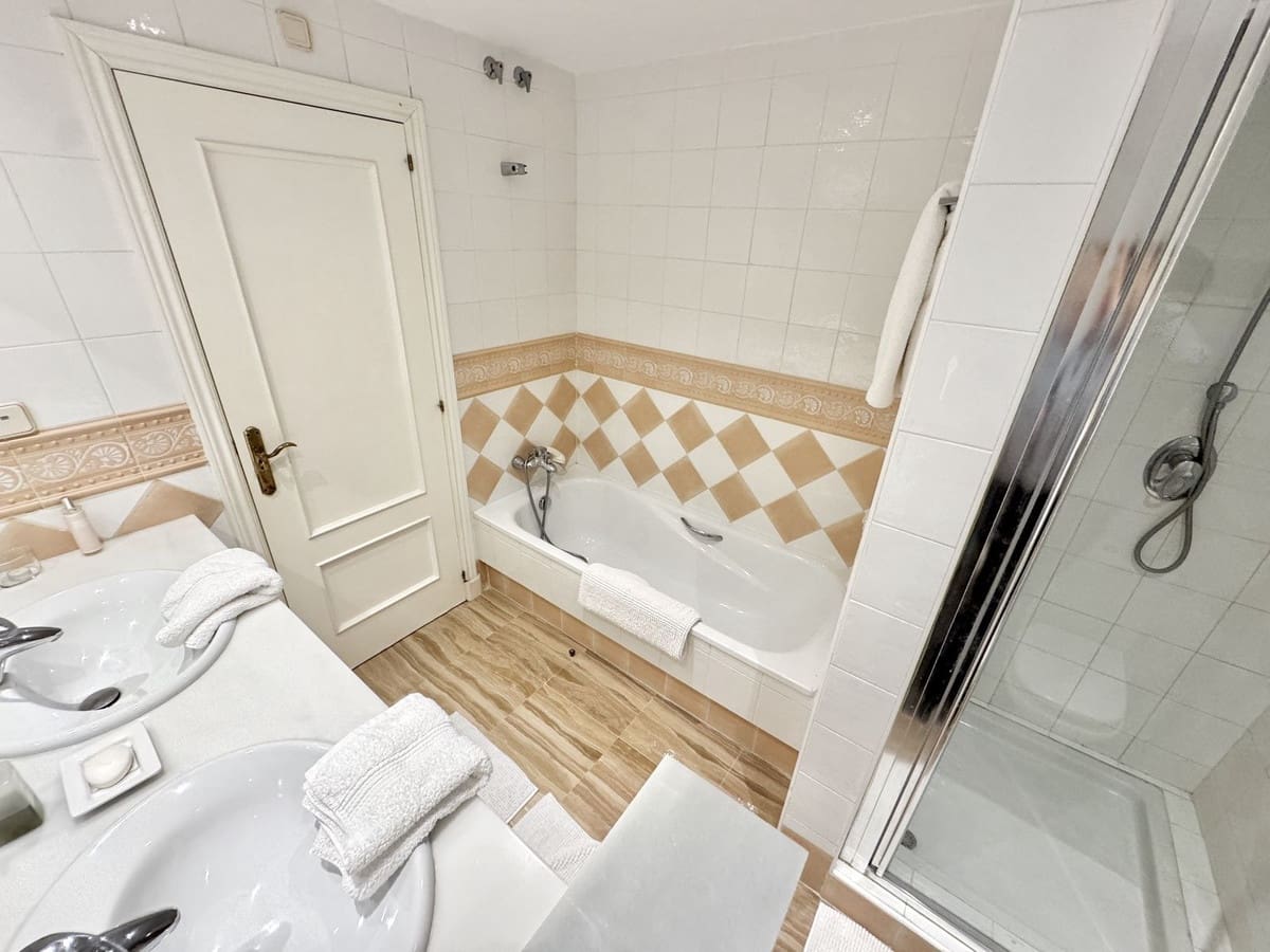 2 soveværelse Lejlighed til salg i Elviria med garage - € 625.000 (Ref: 9798471)