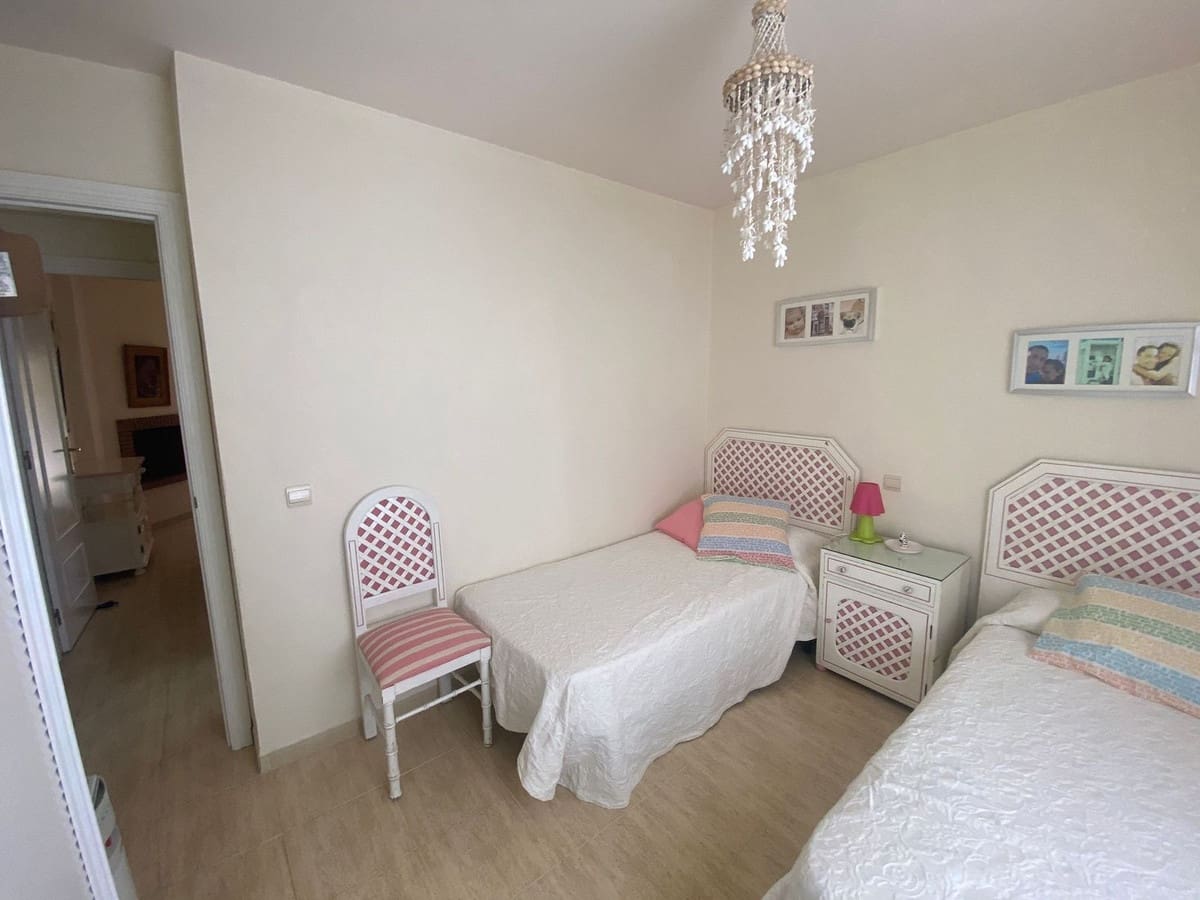 2 bedroom Apartment for sale in Calahonda with garage - € 305,000 (Ref: 9807437)