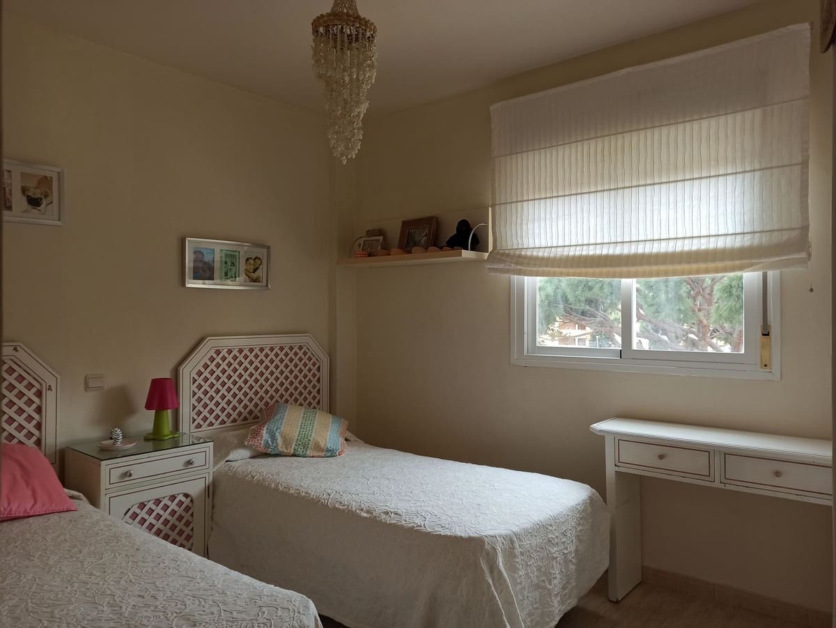 2 bedroom Apartment for sale in Calahonda with garage - € 305,000 (Ref: 9807437)