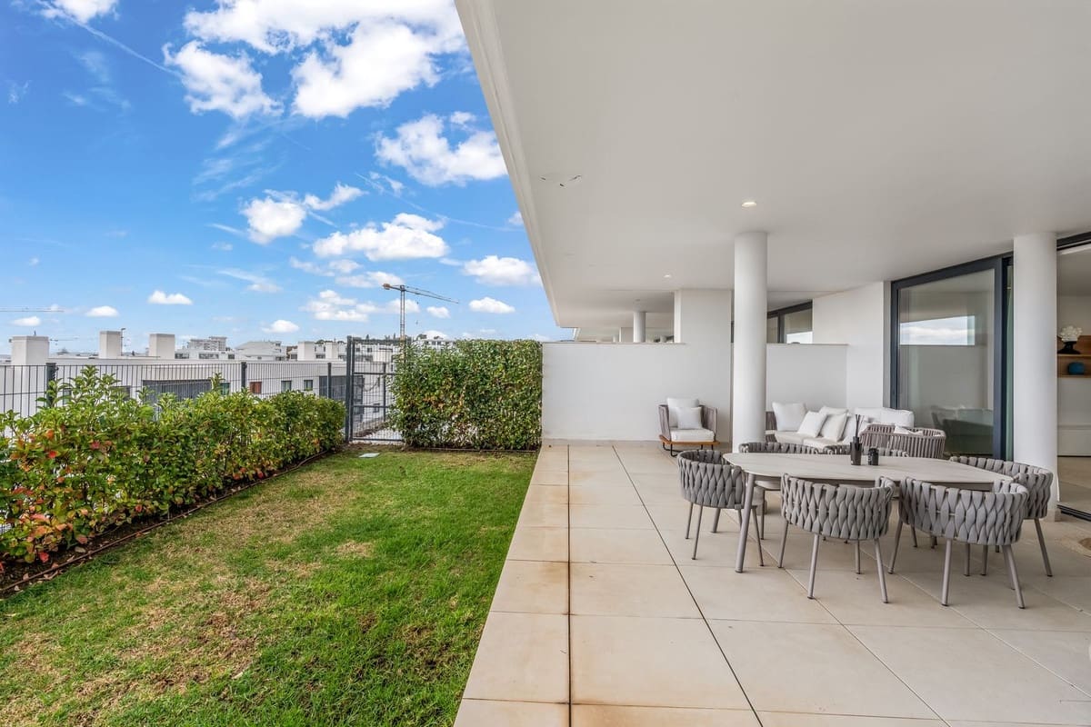 2 bedroom Apartment for sale in Fuengirola with garage - € 540,000 (Ref: 9810894)