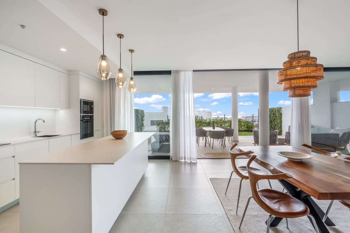 2 bedroom Apartment for sale in Fuengirola with garage - € 540,000 (Ref: 9810894)