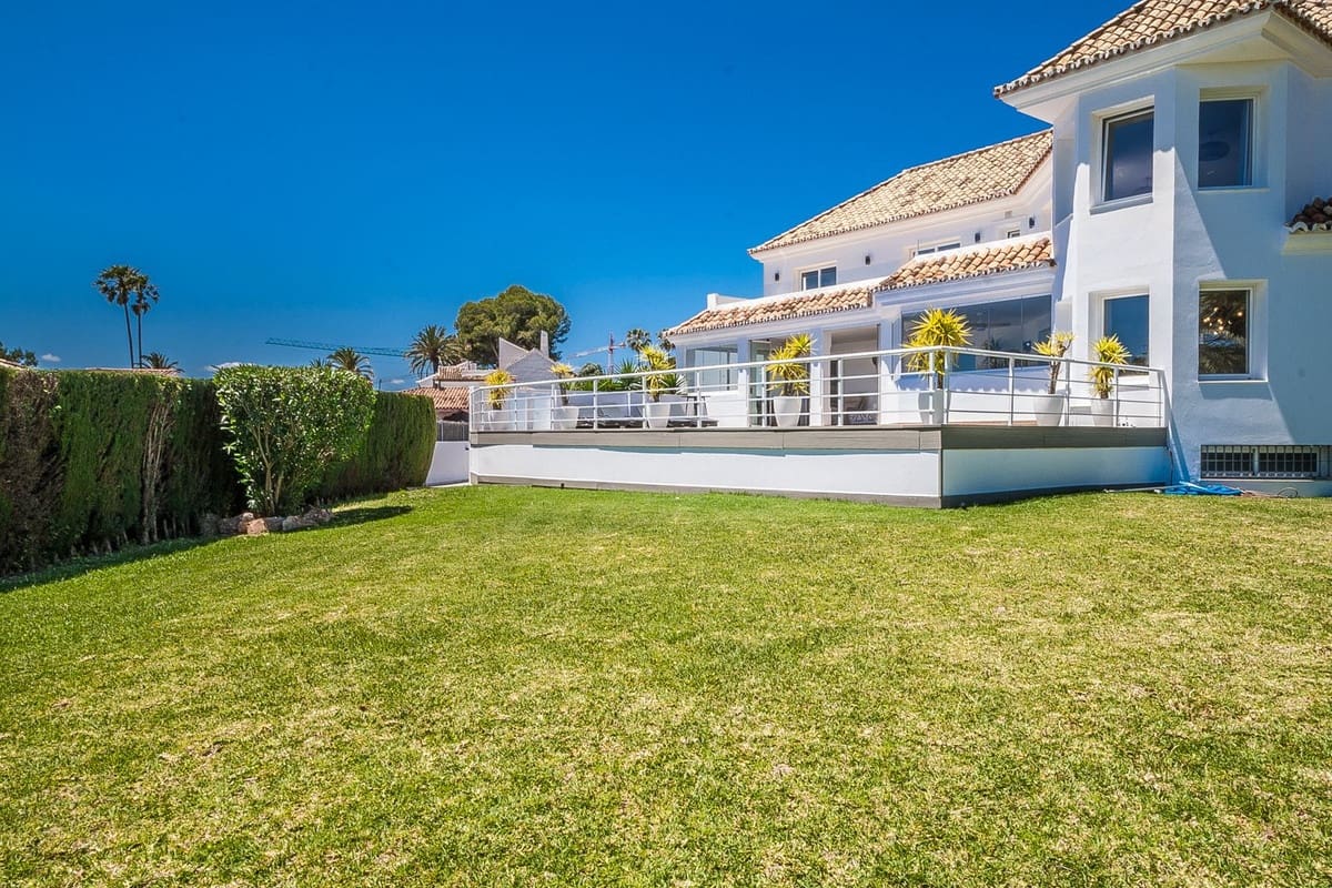 6 soveværelse Villa til salg i Estepona med garage - € 2.350.000 (Ref: 9810899)