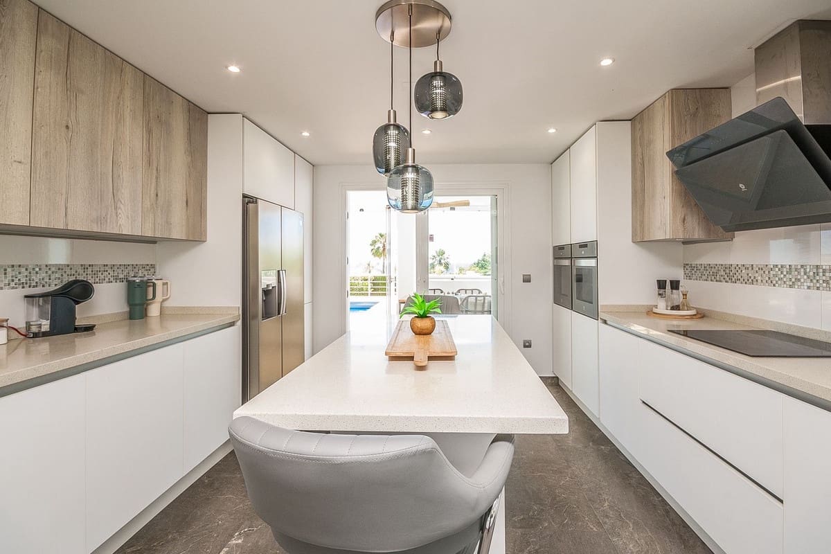 6 soveværelse Villa til salg i Estepona med garage - € 2.350.000 (Ref: 9810899)