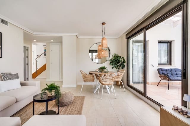 2 sovrum Takvåning till salu i La Concha - Resina Golf, Estepona med garage - 489 000 € (Ref: 9812700)