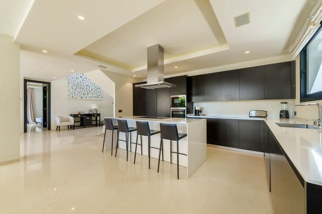 Chalet de 6 habitaciones en Puerto Banus, Marbella en venta - 4.290.000 € (Ref: 9813612)