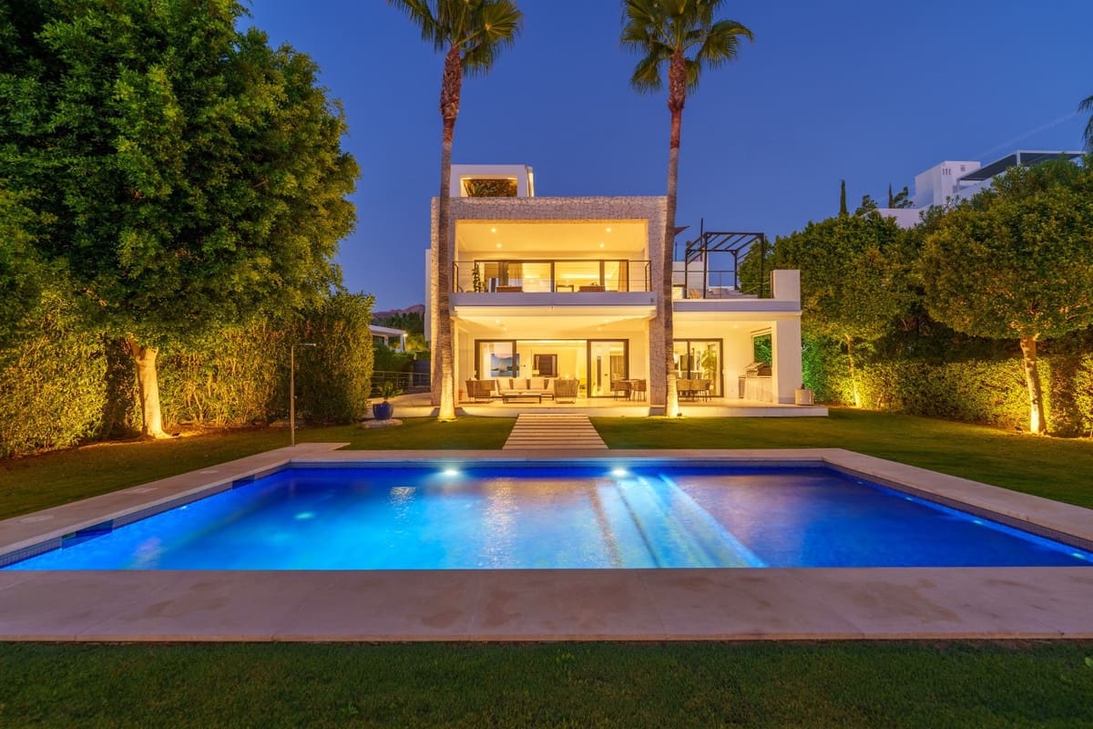 Chalet de 6 habitaciones en Nueva Andalucia en venta - 4.290.000 € (Ref: 9813612)