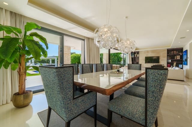 Chalet de 6 habitaciones en Puerto Banus, Marbella en venta - 4.290.000 € (Ref: 9813612)