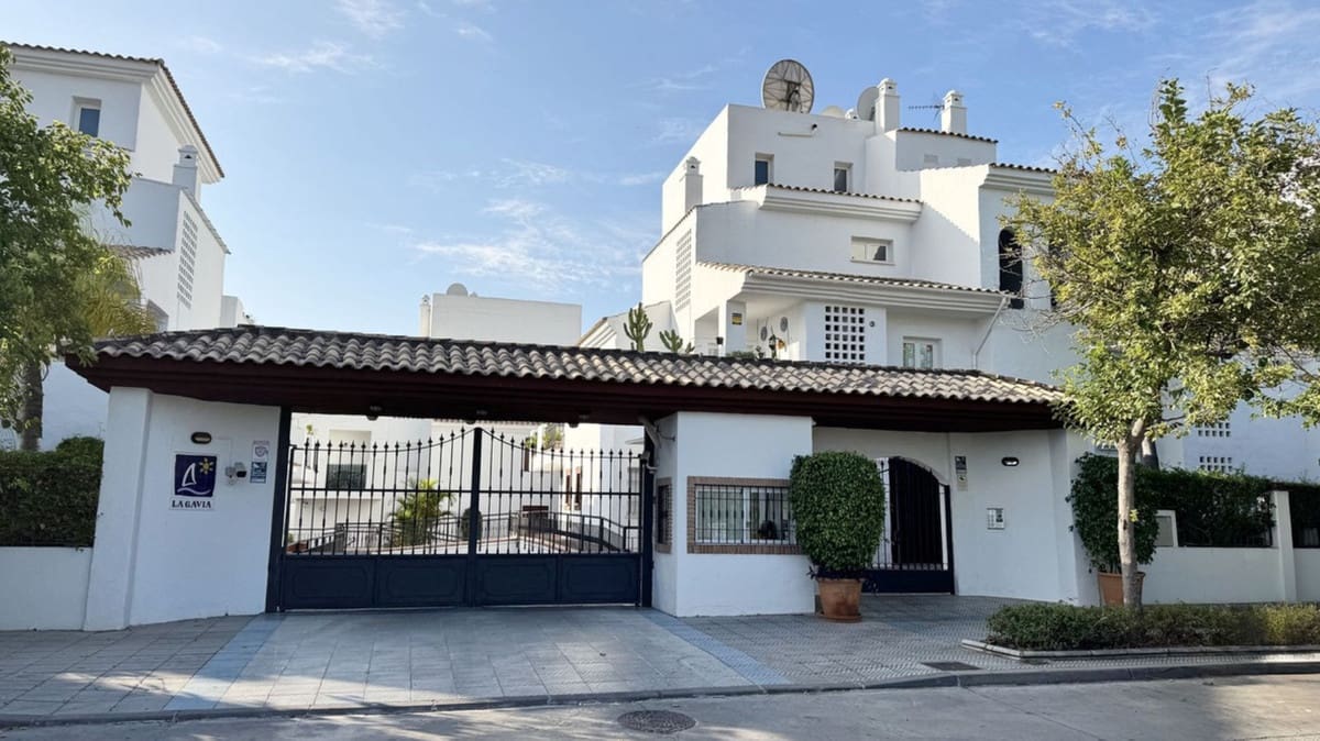 3 bedroom Apartment for sale in San Pedro de Alcantara - € 745,000 (Ref: 9821798)