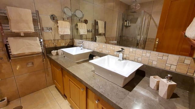2 soverom Leilighet til salgs i Hacienda Torrequebrada, Benalmádena med garasje - € 399 000 (Ref: 9830435)