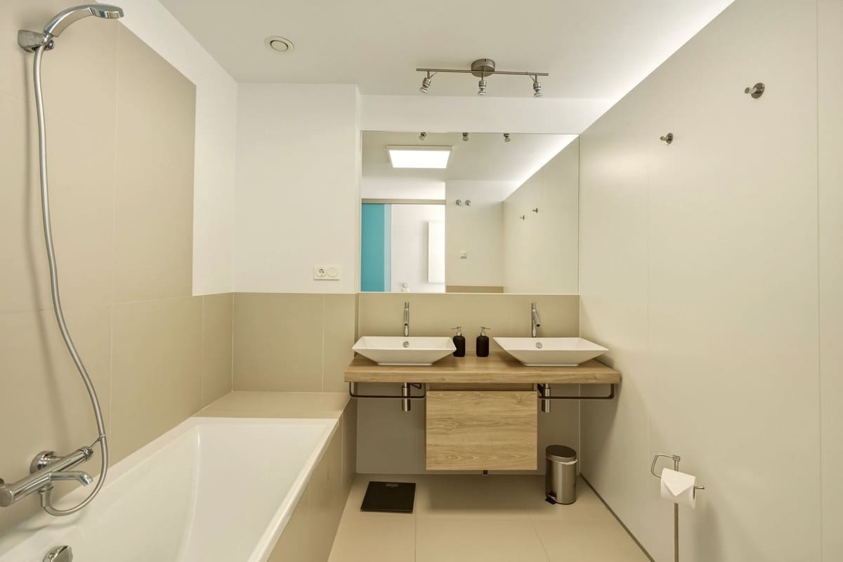 2 bedroom Apartment for sale in Benalmadena with garage - € 700,000 (Ref: 9833078)