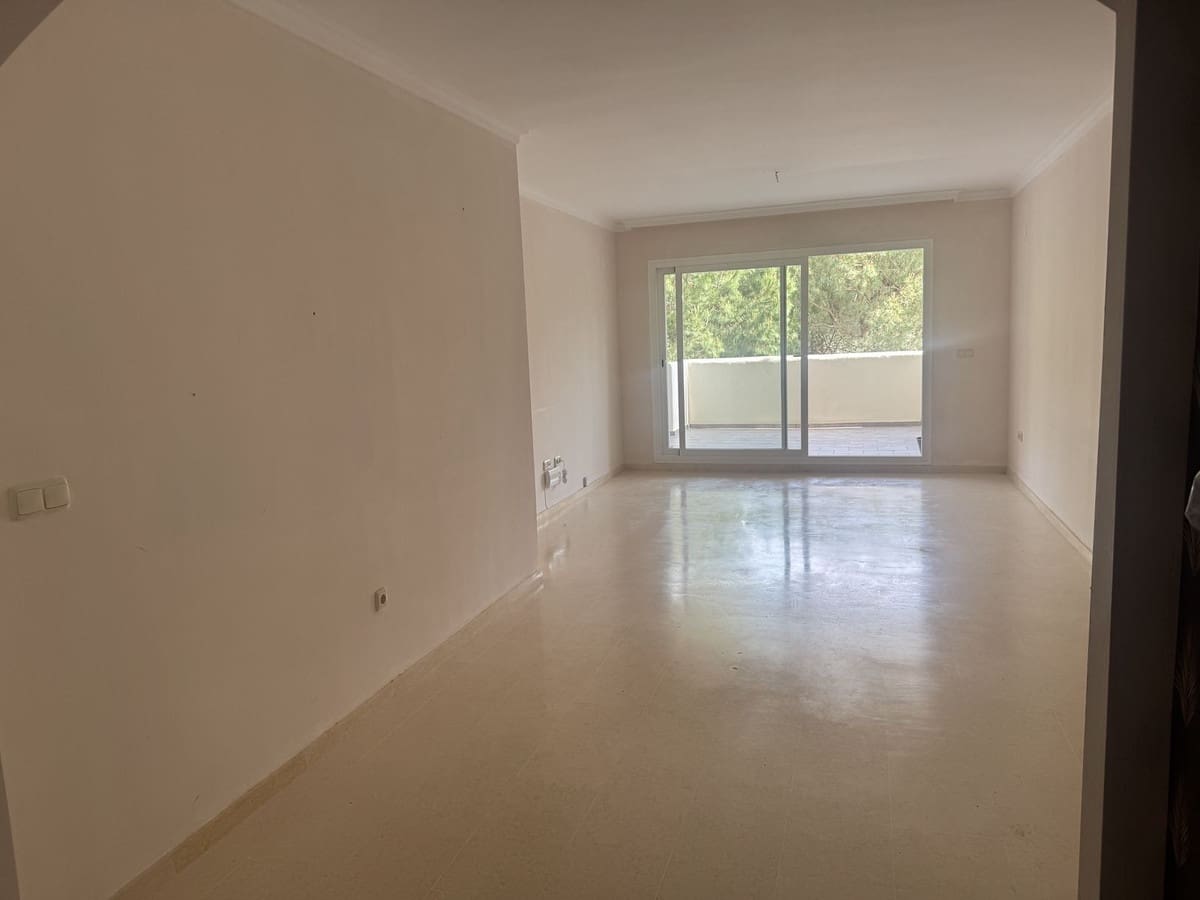 2 bedroom Apartment for sale in Elviria with garage - € 420,000 (Ref: 9833080)