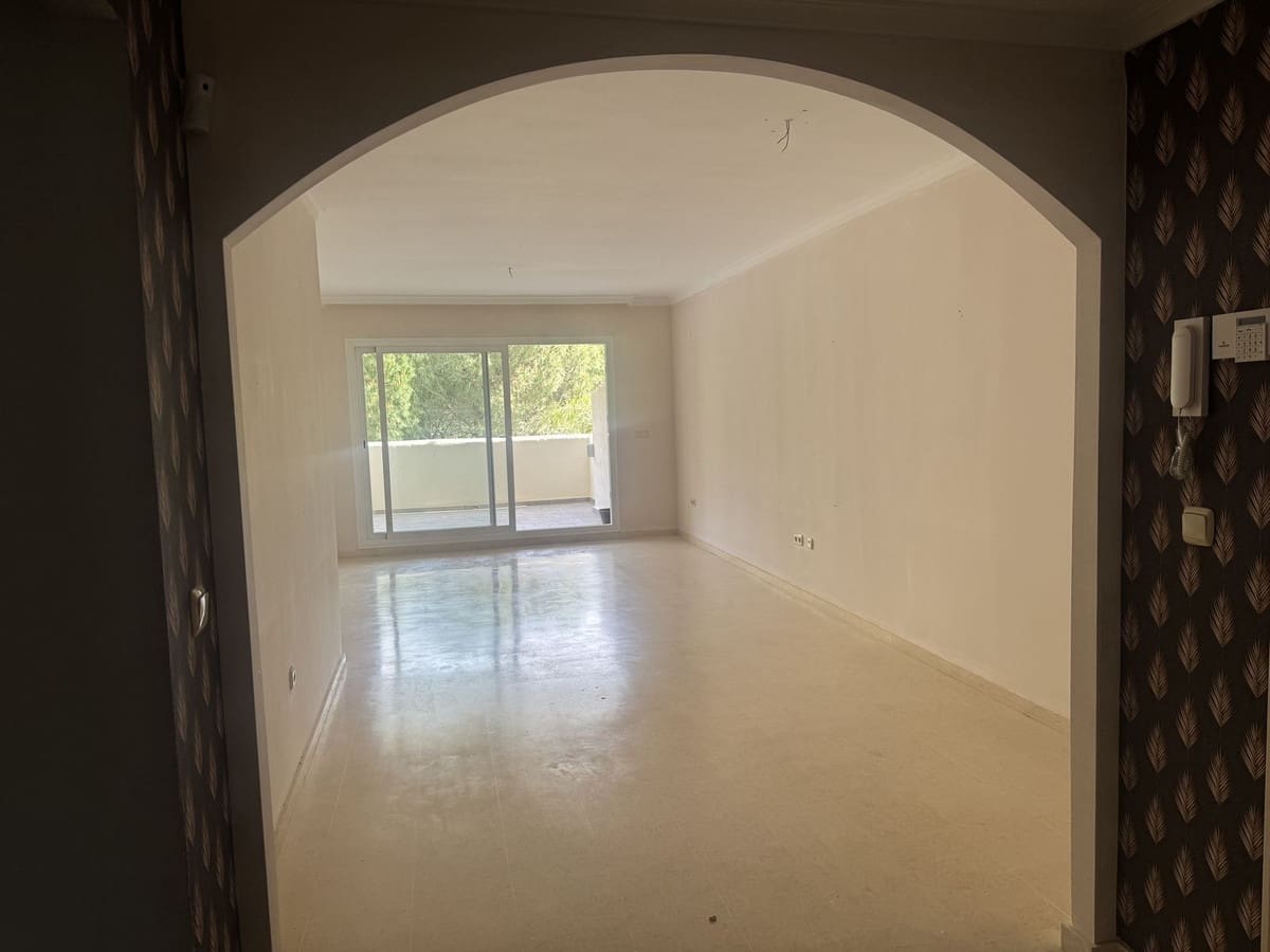 2 bedroom Apartment for sale in Elviria with garage - € 420,000 (Ref: 9833080)