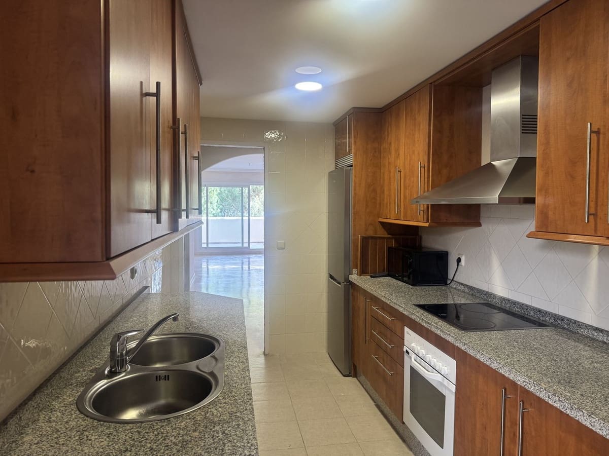 2 bedroom Apartment for sale in Elviria with garage - € 420,000 (Ref: 9833080)