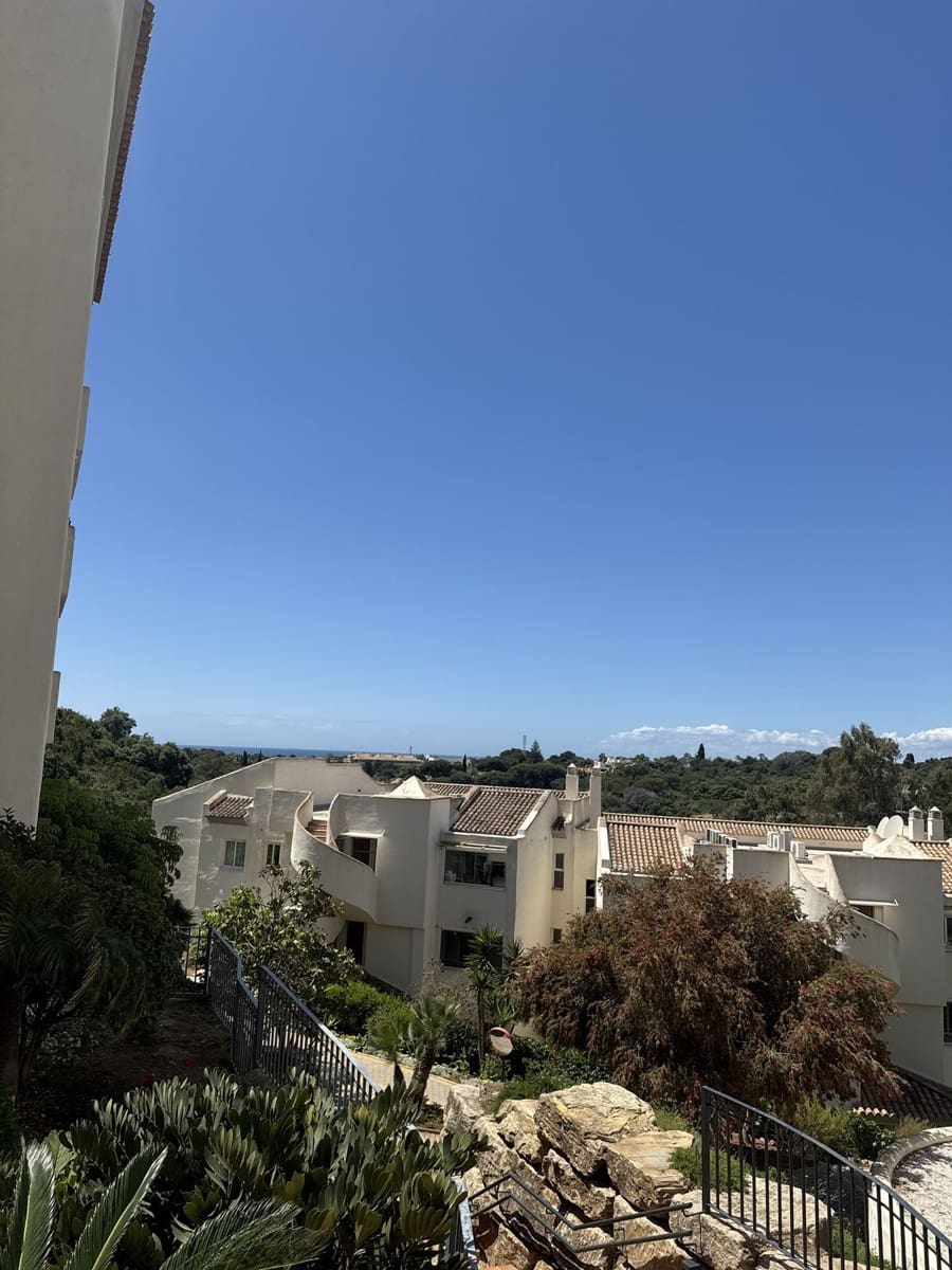 2 bedroom Apartment for sale in Elviria with garage - € 420,000 (Ref: 9833080)