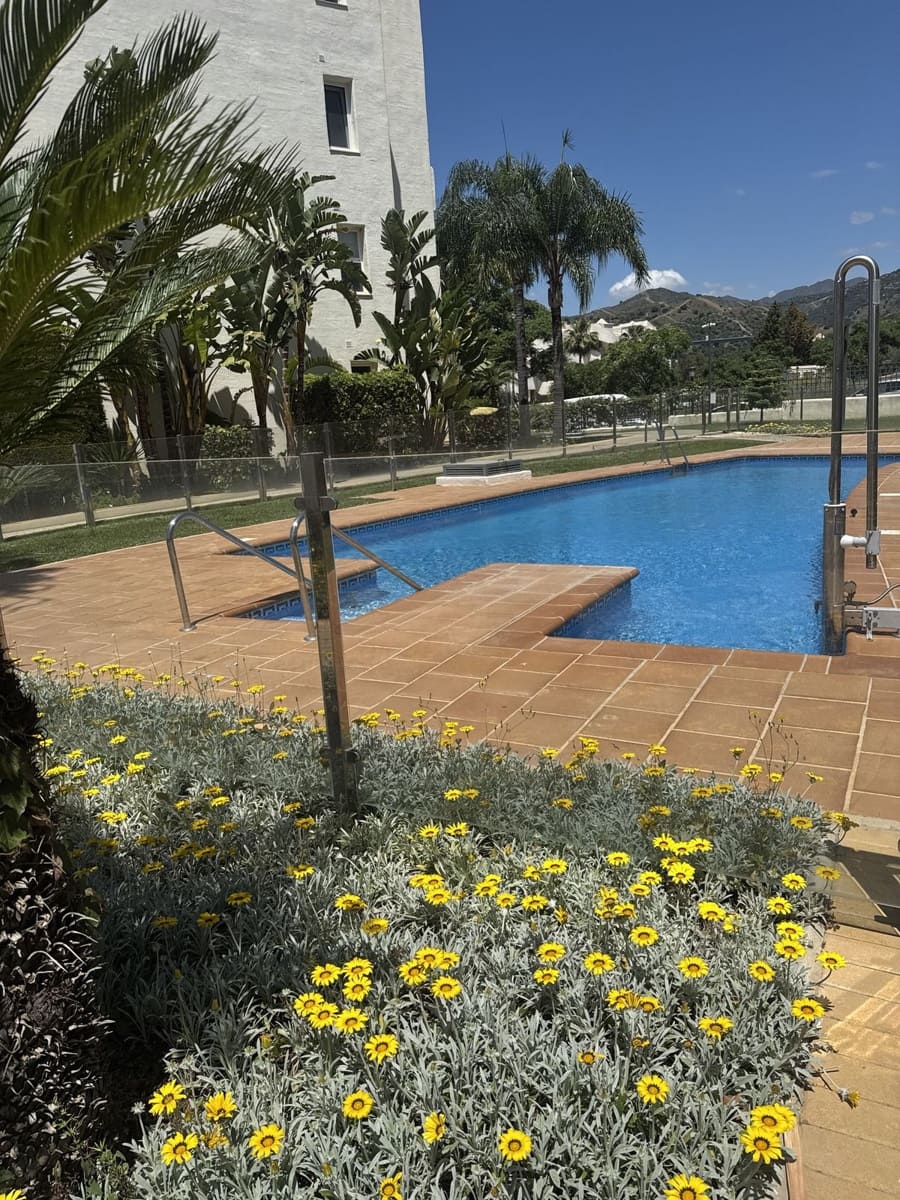 2 bedroom Apartment for sale in Elviria with garage - € 420,000 (Ref: 9833080)