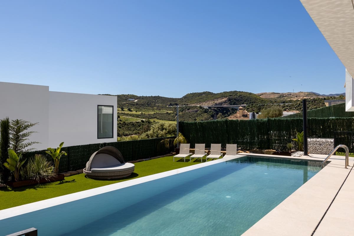 4 makuuhuone Huvila myytävänä paikassa Estepona - 1 295 000 € (Ref: 9833083)