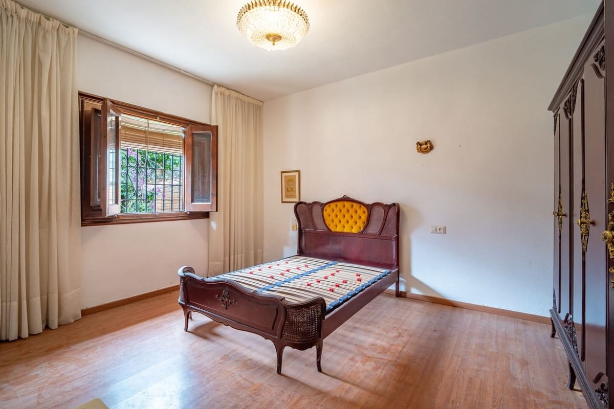 Chalet de 6 habitaciones en Málaga ciudad en venta - 1.365.000 € (Ref: 9834925)
