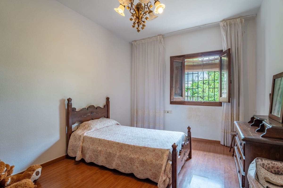 Chalet de 6 habitaciones en Málaga ciudad en venta - 1.365.000 € (Ref: 9834925)