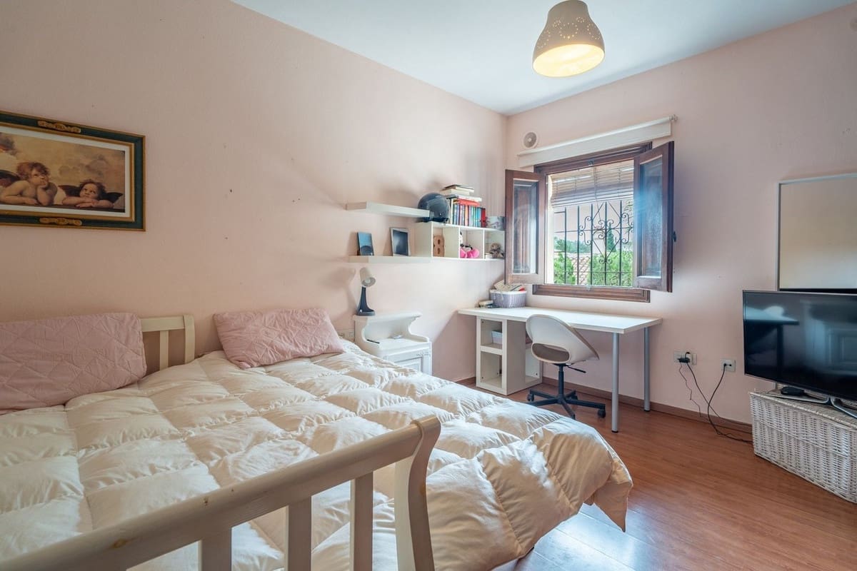 Chalet de 6 habitaciones en Málaga ciudad en venta - 1.365.000 € (Ref: 9834925)