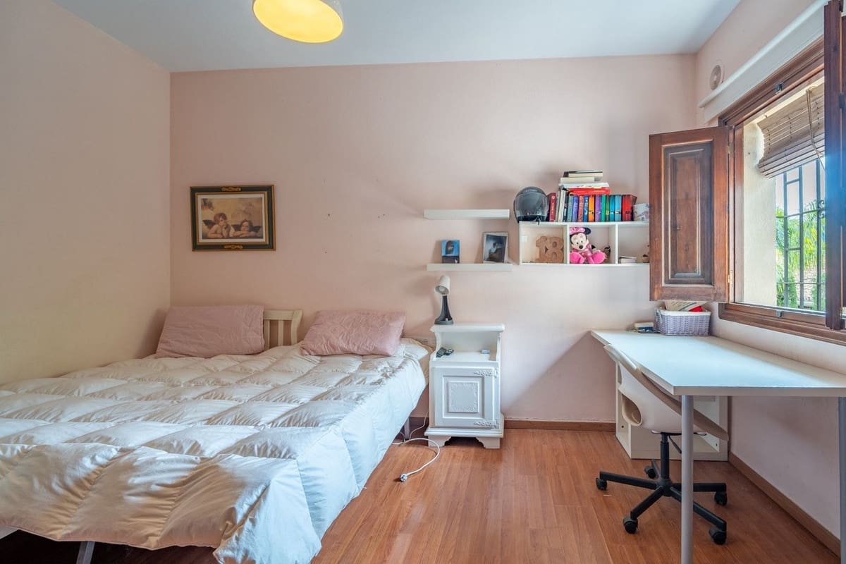 Chalet de 6 habitaciones en Málaga ciudad en venta - 1.365.000 € (Ref: 9834925)