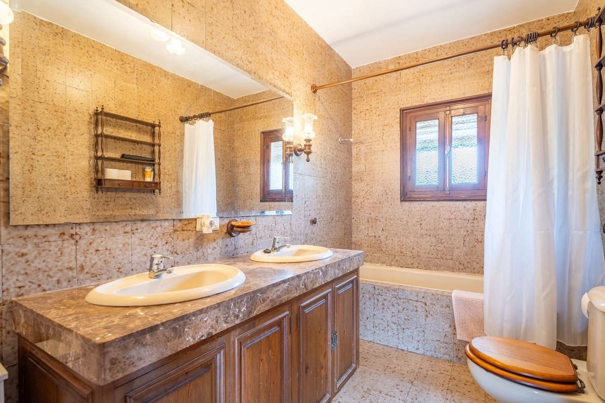 Chalet de 6 habitaciones en Málaga ciudad en venta - 1.365.000 € (Ref: 9834925)
