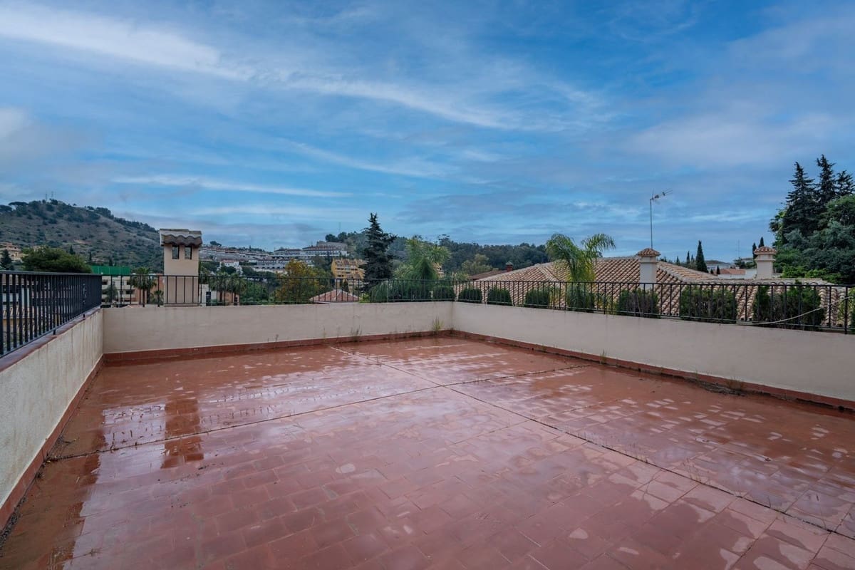 Chalet de 6 habitaciones en Málaga ciudad en venta - 1.365.000 € (Ref: 9834925)