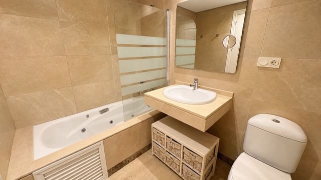2 chambre Appartement à vendre à La Duquesa / Puerto de la Duquesa, Manilva avec garage - 265 000 € (Ref: 9848458)
