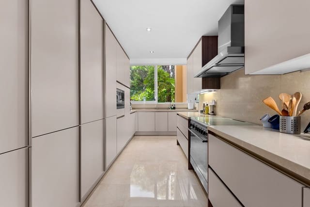 5 soveværelse Lejlighed til salg i Río Real, Marbella med garage - € 5.295.000 (Ref: 9854693)