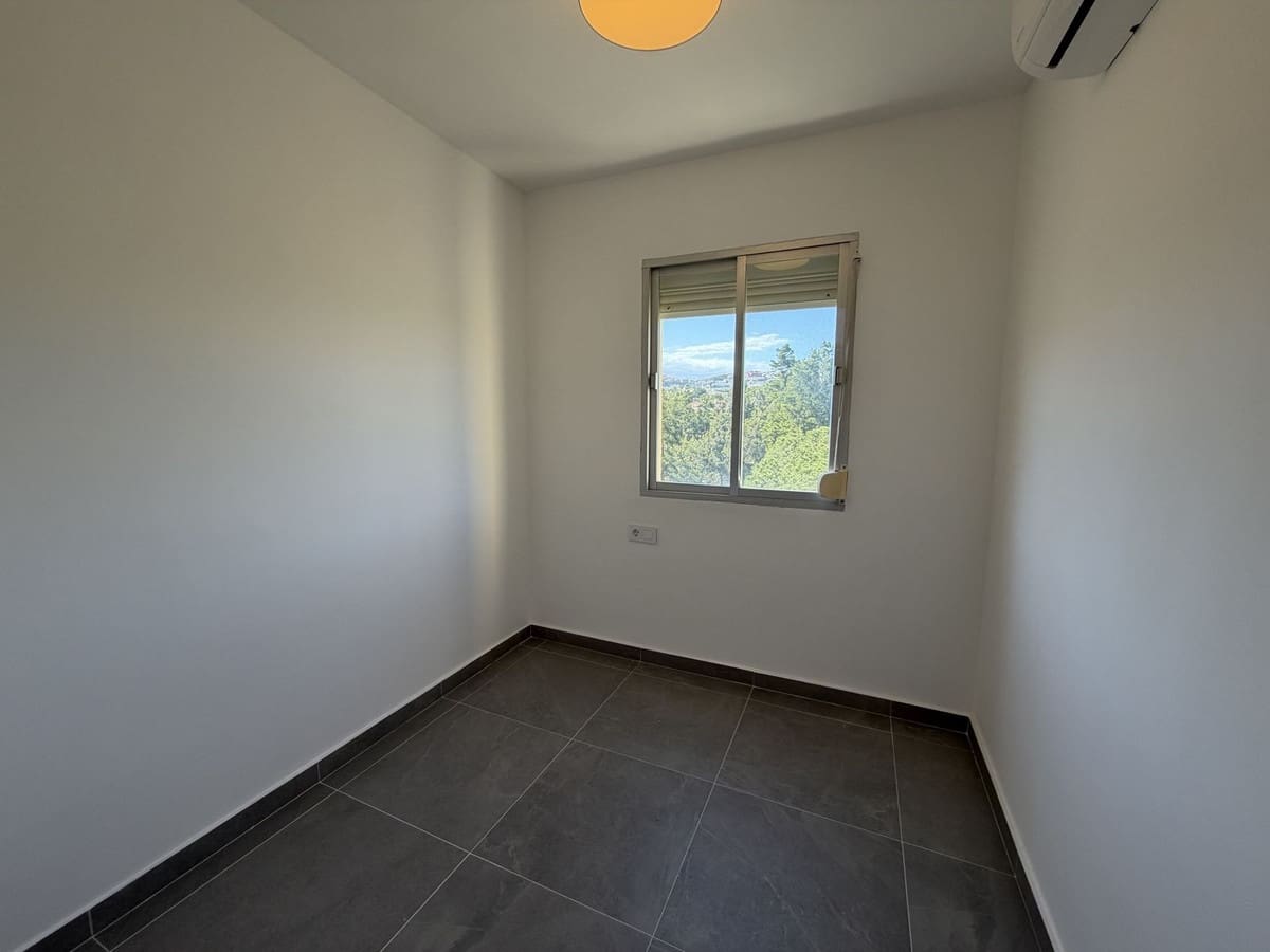 3 bedroom Apartment for sale in Calahonda with garage - € 399,000 (Ref: 9856295)