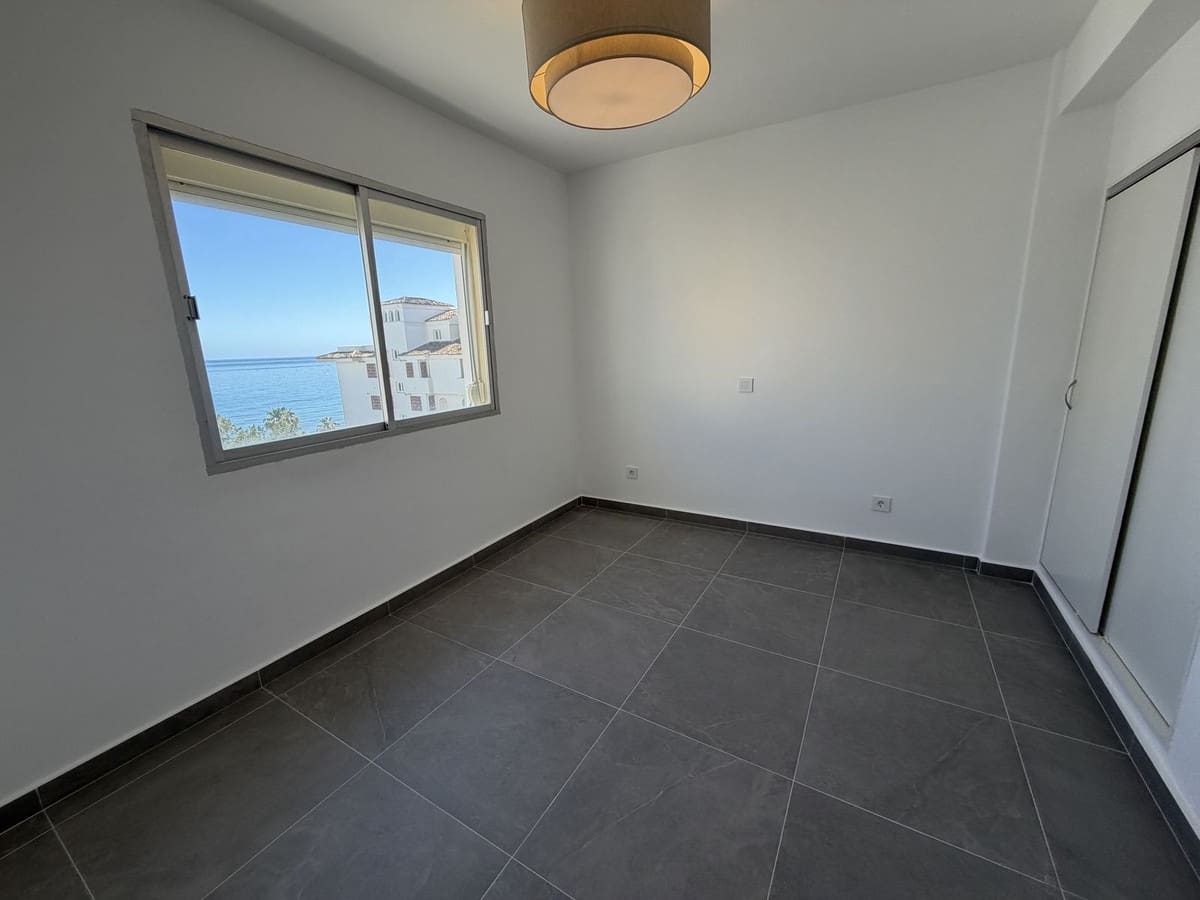 3 bedroom Apartment for sale in Calahonda with garage - € 399,000 (Ref: 9856295)