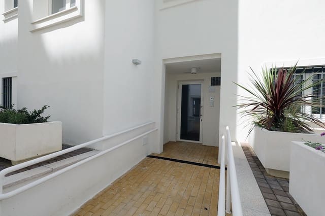 3 sypialnia Apartament na sprzedaż w Puerto de Estepona, Estepona z garażem - 499 000 € (Ref: 9861257)