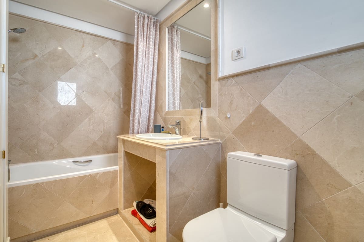 2 soveværelse Lejlighed til salg i Nueva Andalucia - € 575.000 (Ref: 9861294)