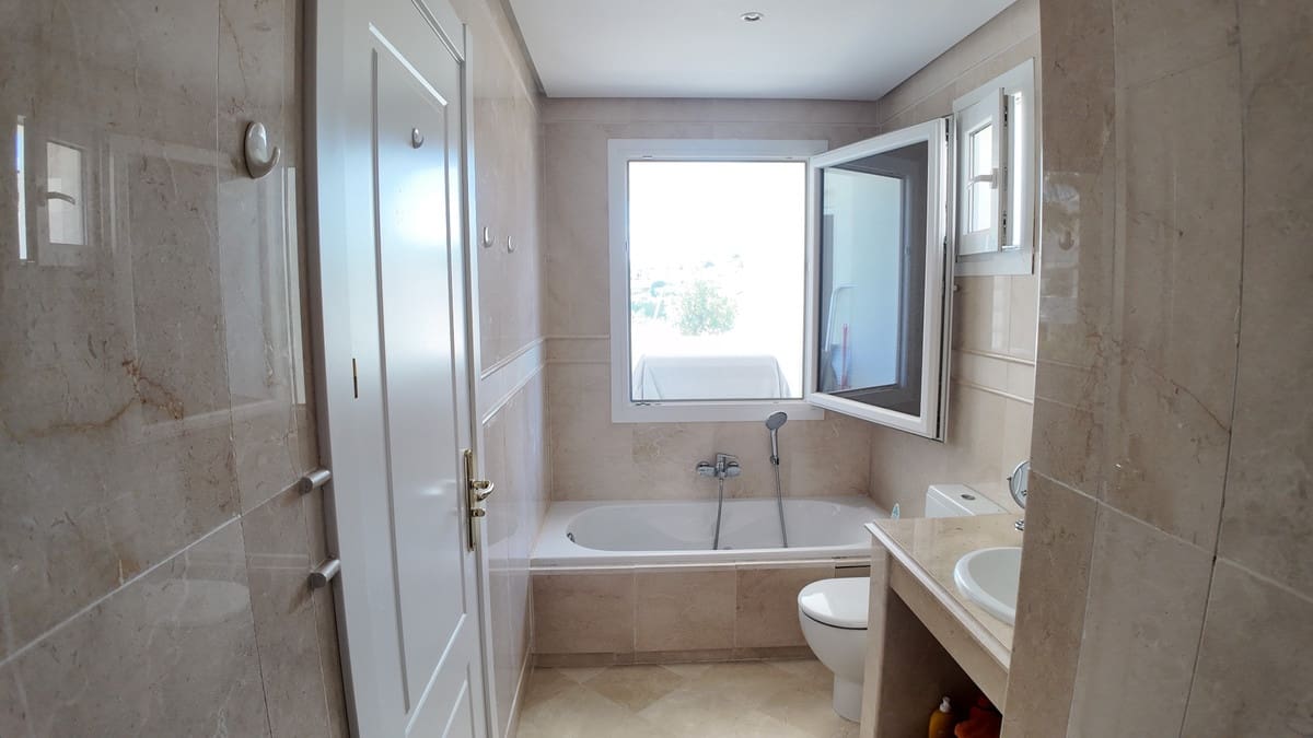 2 soveværelse Lejlighed til salg i Nueva Andalucia - € 575.000 (Ref: 9861294)