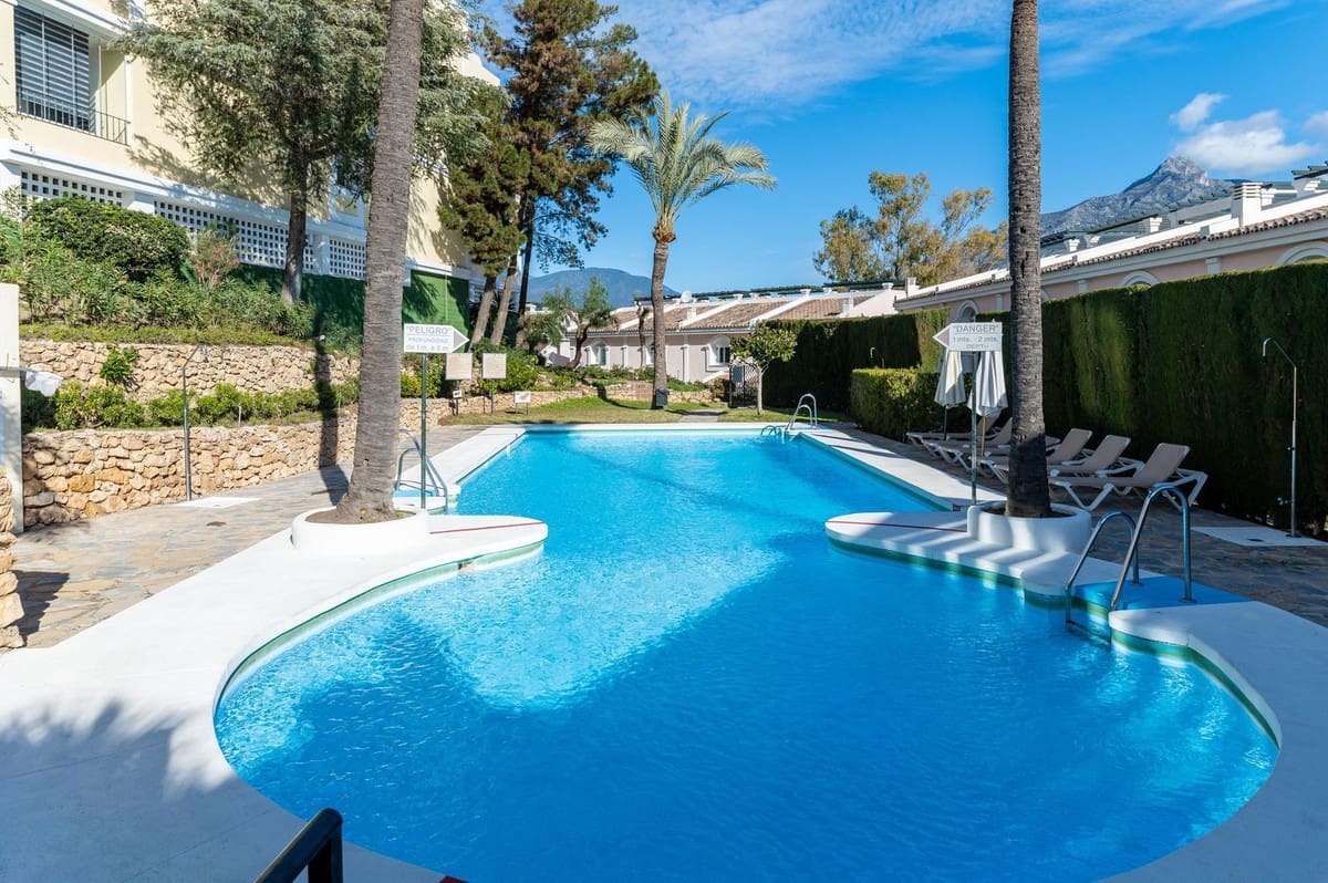 4 bedroom Apartment for sale in Aloha Golf - € 895,000 (Ref: 9868005)