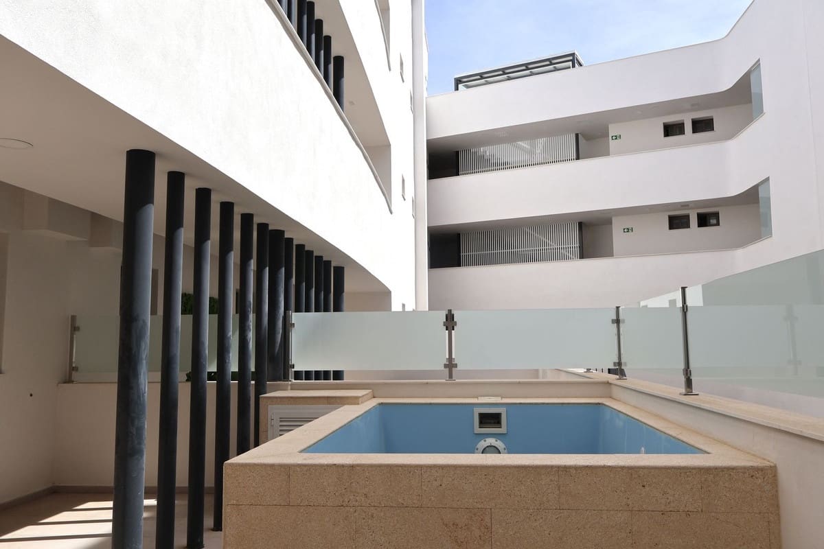 2 slaapkamer Appartement te koop in Estepona met garage - € 380.000 (Ref: 9869734)