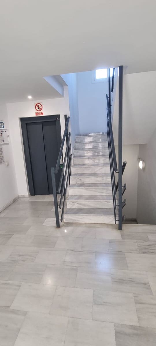 Apartamento de 2 habitaciones en Estepona en venta con garaje - 270.000 € (Ref: 9875494)