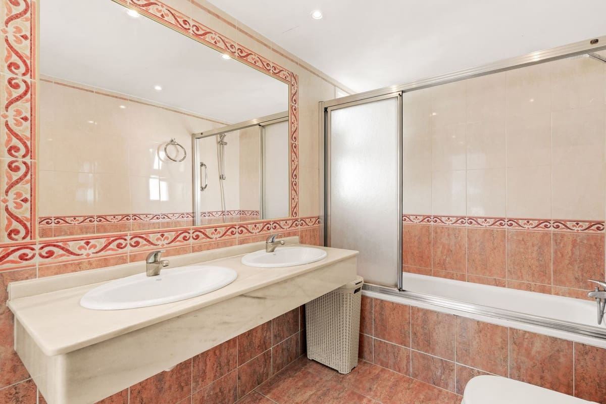 2 quarto Casa em Banda para venda em Aloha Golf - 635 000 € (Ref: 9875501)